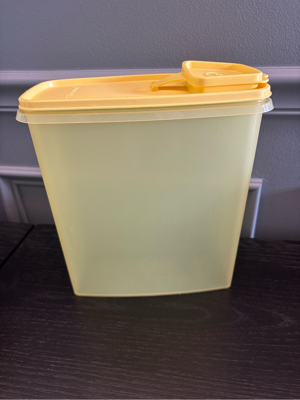 Vintage Tupperware Store & Pour Cereal Keeper 20 Cup Storage Tupperware 1588